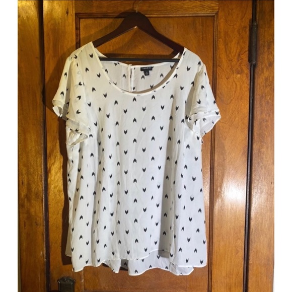 EUC Torrid White Chevron Flutter Sleeve Georgette Blouse - 2X - Picture 5 of 10